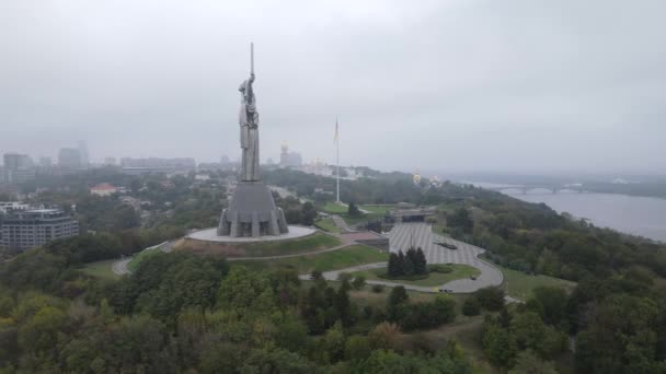 Symbol von Kiew, Ukraine: das Mutterland-Denkmal. Luftaufnahme, Zeitlupe. Kiew — Stockvideo