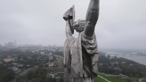 Symbol of Kyiv, Ukraine: Motherland Monument (en inglés). Vista aérea, cámara lenta. Kiev — Vídeo de stock