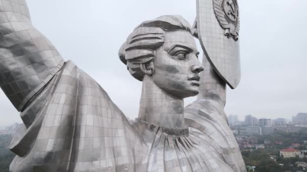 Symbol Kyjeva, Ukrajina: Památník vlasti. Letecký pohled, zpomalený pohyb. Kyjev — Stock video