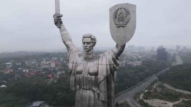 Símbolo de Kiev, Ucrânia: Monumento à Pátria. Vista aérea, câmara lenta. Kiev — Vídeo de Stock