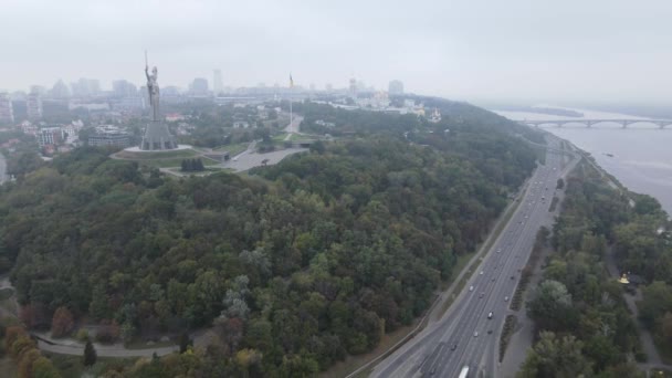 Symbole de Kiev, Ukraine : Monument de la Patrie. Vue aérienne, ralenti. Kiev — Video