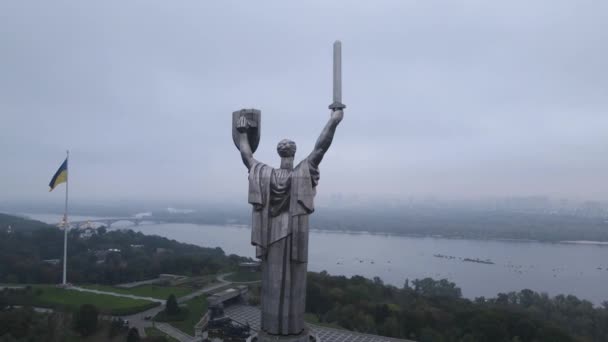 Σύμβολο του Κίεβο, Ουκρανία: Μνημείο της Μητέρας Γης. Αεροφωτογραφία, αργή κίνηση. Κίεβο — Αρχείο Βίντεο