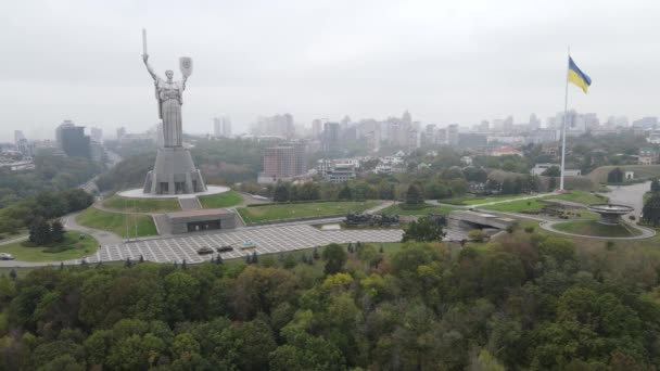 Symbol von Kiew, Ukraine: das Mutterland-Denkmal. Luftaufnahme, Zeitlupe. Kiew — Stockvideo