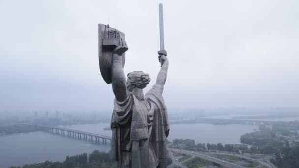 Symbol Kijowa, Ukraina: Pomnik Ojczyzny. Widok z lotu ptaka. Kijów — Wideo stockowe