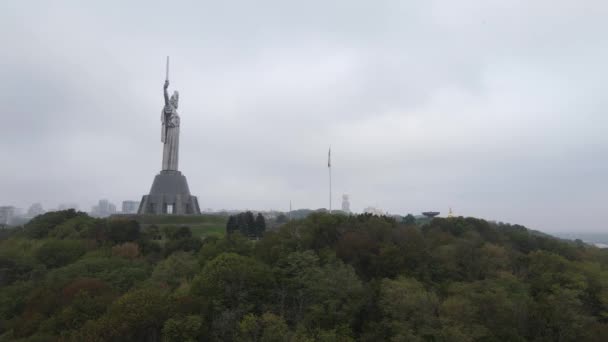 Символ Киева: Памятник Родине. Вид с воздуха, замедленное движение. Киев — стоковое видео