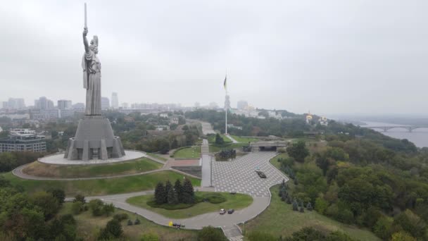 Symbol von Kiew, Ukraine: das Mutterland-Denkmal. Luftaufnahme, Zeitlupe. Kiew — Stockvideo