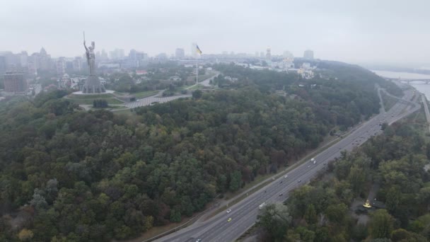 Kyiv, Ukrayna 'nın sembolü: Anavatan Anıtı. Hava görüntüsü, yavaş çekim. Kiev — Stok video