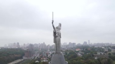 Kyiv, Ukrayna 'nın sembolü: Anavatan Anıtı. Hava görüntüsü, yavaş çekim. Kiev