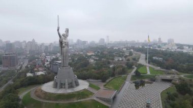 Kyiv, Ukrayna 'nın sembolü: Anavatan Anıtı. Hava görüntüsü, yavaş çekim. Kiev