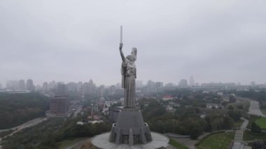 Kyiv, Ukrayna 'nın sembolü: Anavatan Anıtı. Hava görüntüsü, yavaş çekim. Kiev