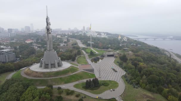 Symbol of Kyiv, Ukraine: Motherland Monument (en inglés). Vista aérea, cámara lenta. Kiev — Vídeo de stock