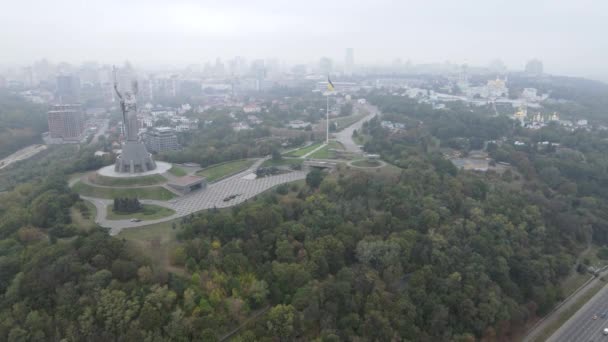 Symbol för Kiev, Ukraina: Motherland Monument. Flygvy, slow motion. Kiev — Stockvideo