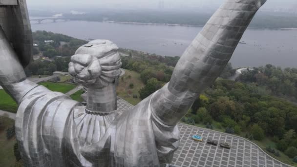 Symbol för Kiev, Ukraina: Motherland Monument. Flygvy, slow motion. Kiev — Stockvideo