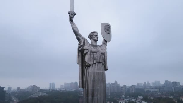 Symbol för Kiev, Ukraina: Motherland Monument. Flygvy, slow motion. Kiev — Stockvideo