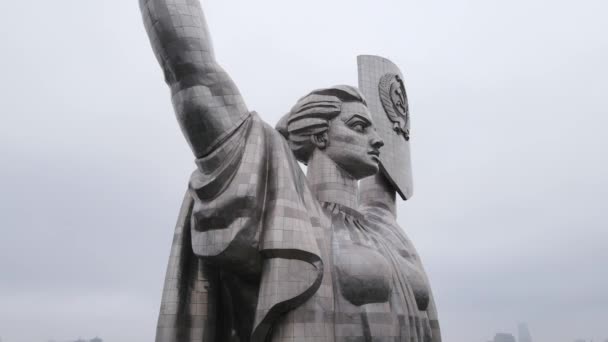 Symbol för Kiev, Ukraina: Motherland Monument. Flygvy, slow motion. Kiev — Stockvideo