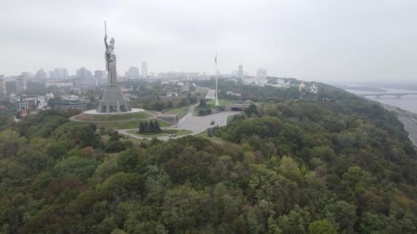 Simbolo di Kiev, Ucraina: Monumento alla Patria. Vista aerea, rallentatore. Kiev — Video Stock