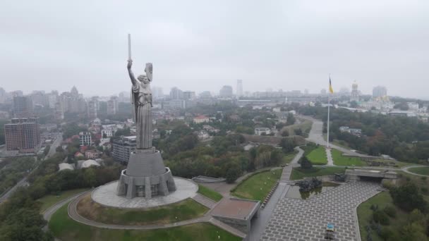 Symbol för Kiev, Ukraina: Motherland Monument. Flygvy, slow motion. Kiev — Stockvideo