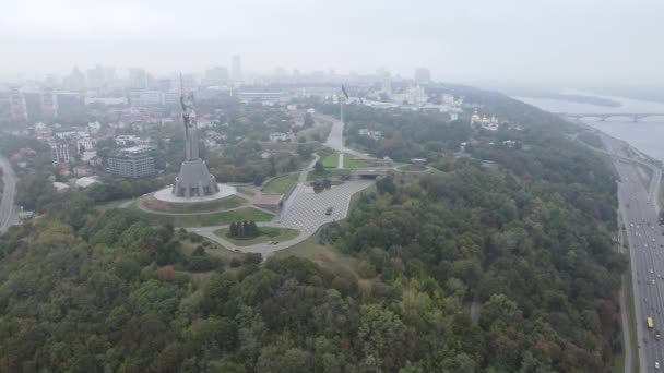 Symbole de Kiev, Ukraine : Monument de la Patrie. Vue aérienne, ralenti. Kiev — Video