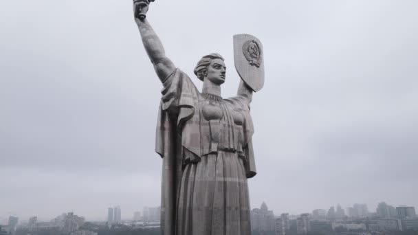 ウクライナのキエフのシンボル:祖国の記念碑。空中ビュー、スローモーション。キエフ — ストック動画