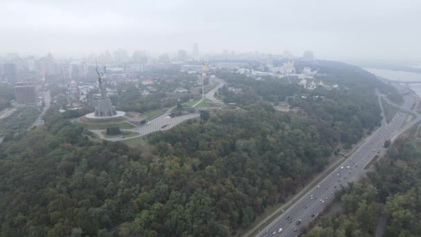 Symbole de Kiev, Ukraine : Monument de la Patrie. Vue aérienne, ralenti. Kiev — Video