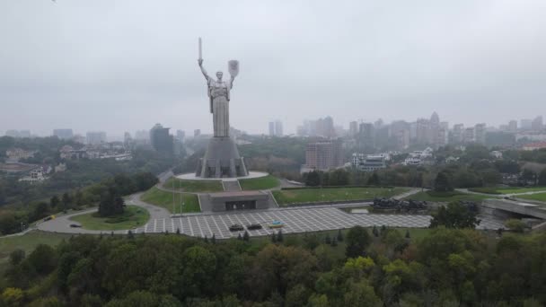 Symbol von Kiew, Ukraine: das Mutterland-Denkmal. Luftaufnahme, Zeitlupe. Kiew — Stockvideo