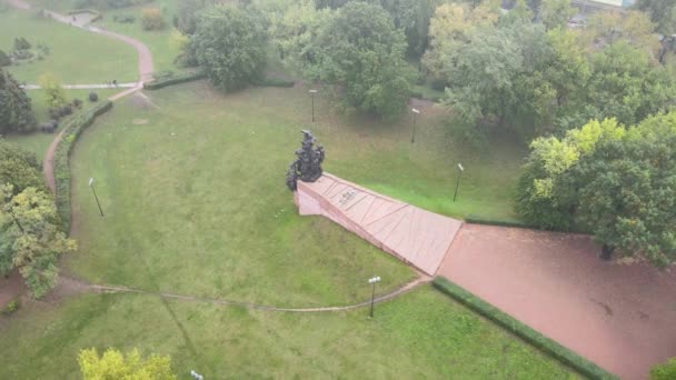 Kiev, Oekraïne luchtfoto in de herfst: Babi Yar - de plaats van de moord op Joden tijdens de Tweede Wereldoorlog. — Stockvideo