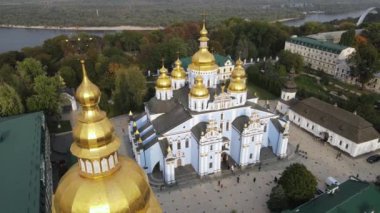 Kyiv, Ukrayna 'nın sonbahardaki hava manzarası: Aziz Michaels Altın Kubbe Manastırı. Kiev