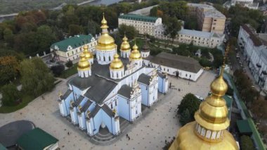 Kyiv, Ukrayna 'nın sonbahardaki hava manzarası: Aziz Michaels Altın Kubbe Manastırı. Kiev