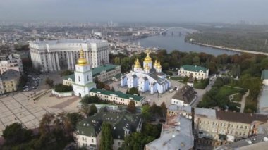 Kyiv, Ukrayna 'nın sonbahardaki hava manzarası: Aziz Michaels Altın Kubbe Manastırı. Kiev