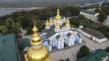 Kyiv, Ukrayna 'nın sonbahardaki hava manzarası: Aziz Michaels Altın Kubbe Manastırı. Kiev