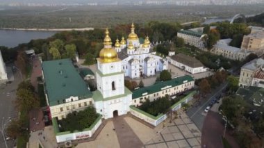 Kyiv, Ukrayna 'nın sonbahardaki hava manzarası: Aziz Michaels Altın Kubbe Manastırı. Kiev