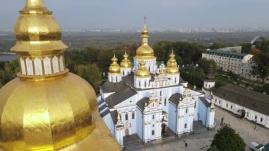 Kyiv, Ukrayna 'nın sonbahardaki hava manzarası: Aziz Michaels Altın Kubbe Manastırı. Kiev