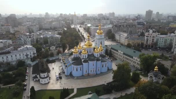 Kiev, Oekraïne luchtfoto in de herfst: St. Michaels Golden-Domed klooster. Kiev — Stockvideo