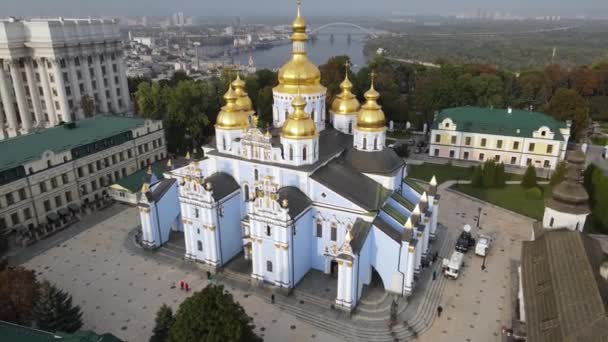 Kyiv, Ucrânia vista aérea no outono: St. Michaels Golden-Domed Monastery. Kiev — Vídeo de Stock