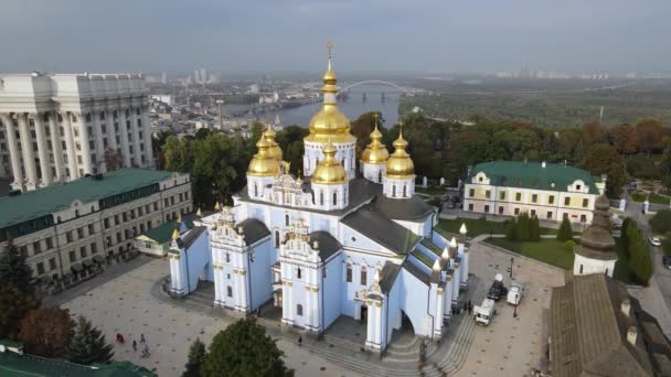 Kiev, Ukraina Flygfoto i höst: St Michaels Golden-Domed kloster. Kiev — Stockvideo