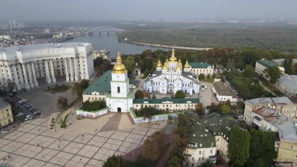 Kiev, Ukraina Flygfoto i höst: St Michaels Golden-Domed kloster. Kiev — Stockvideo