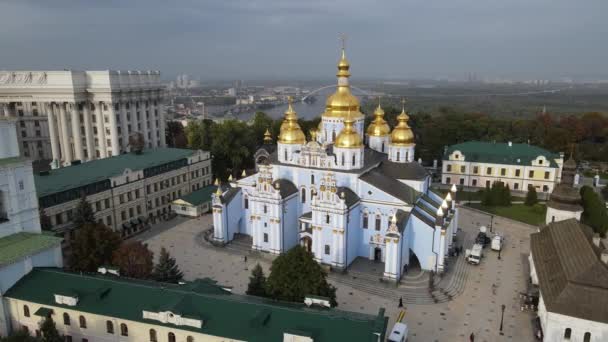 Kyiv, Ucrânia vista aérea no outono: St. Michaels Golden-Domed Monastery. Kiev — Vídeo de Stock