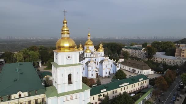 Kiew, Ukraine Luftaufnahme im Herbst: Das St. Michaels-Kloster mit goldener Kuppel. Kiew — Stockvideo