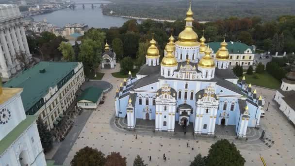 Kyjev, Ukrajina letecký pohled na podzim: St Michaels Golden-Domed klášter. Kyjev — Stock video