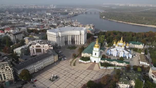 Kijów, widok z lotu ptaka na Ukrainę jesienią: Klasztor Św. Michała Złotej Kopuły. Kijów — Wideo stockowe