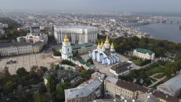 Kiev, Ucraina vista aerea in autunno: St. Michaels Golden-cupola Monastero. Kiev — Video Stock