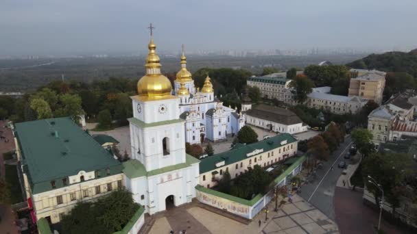 Kiev, Ukraina Flygfoto i höst: St Michaels Golden-Domed kloster. Kiev — Stockvideo