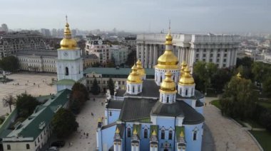 Kyiv, Ukrayna 'nın sonbahardaki hava manzarası: Aziz Michaels Altın Kubbe Manastırı. Kiev