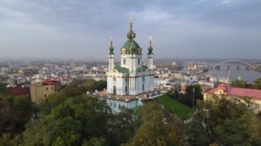 Kyiv, Ukrayna hava manzaralı sonbaharda: St. Andrews Kilisesi. Kiev