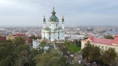 Kyiv, Ukrayna hava manzaralı sonbaharda: St. Andrews Kilisesi. Kiev