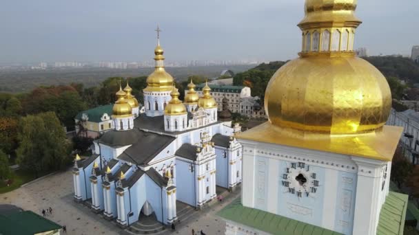 Kyiv, Ukraina pandangan udara di musim gugur: Biara Saint Michaels Domed Emas. Kiev — Stok Video