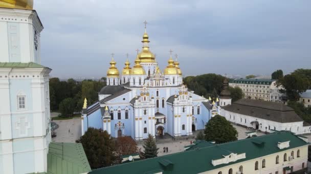 秋天的乌克兰基辅空中景观：St. Michaels Golden-Domed修道院。基辅 — 图库视频影像