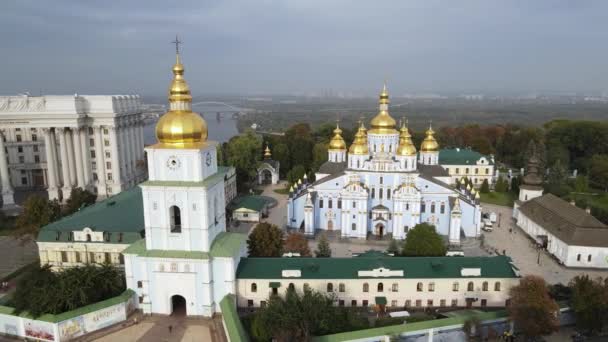 Kiev, Ucraina vista aerea in autunno: St. Michaels Golden-cupola Monastero. Kiev — Video Stock