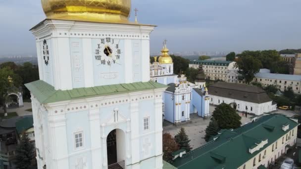 Kiew, Ukraine Luftaufnahme im Herbst: Das St. Michaels-Kloster mit goldener Kuppel. Kiew — Stockvideo