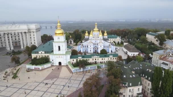 Kyiv, Ukrayna 'nın sonbahardaki hava manzarası: Aziz Michaels Altın Kubbe Manastırı. Kiev — Stok video